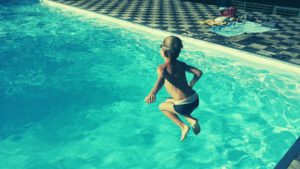 ילד קופץ לבריכה – ביטוח בריכת שחייה בבית משותף