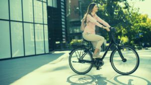אשה על אופניים חשמליים