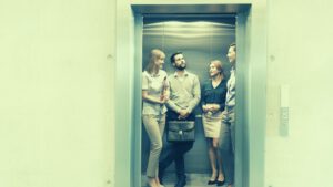אנשים במעלית – בית משותף