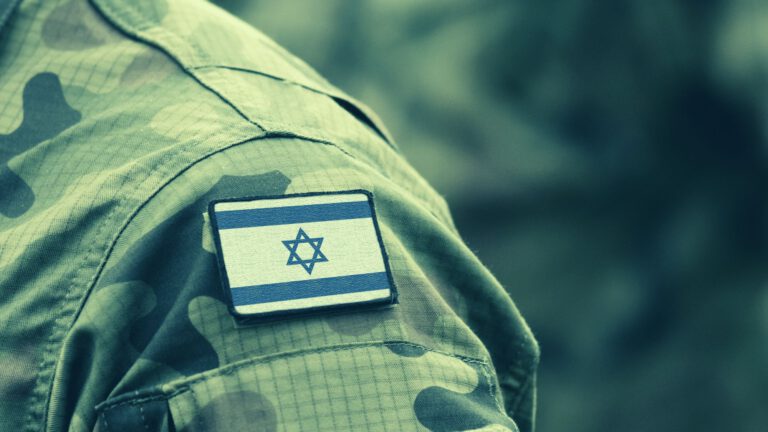 חייל עם דגל ישראל על השרוול
